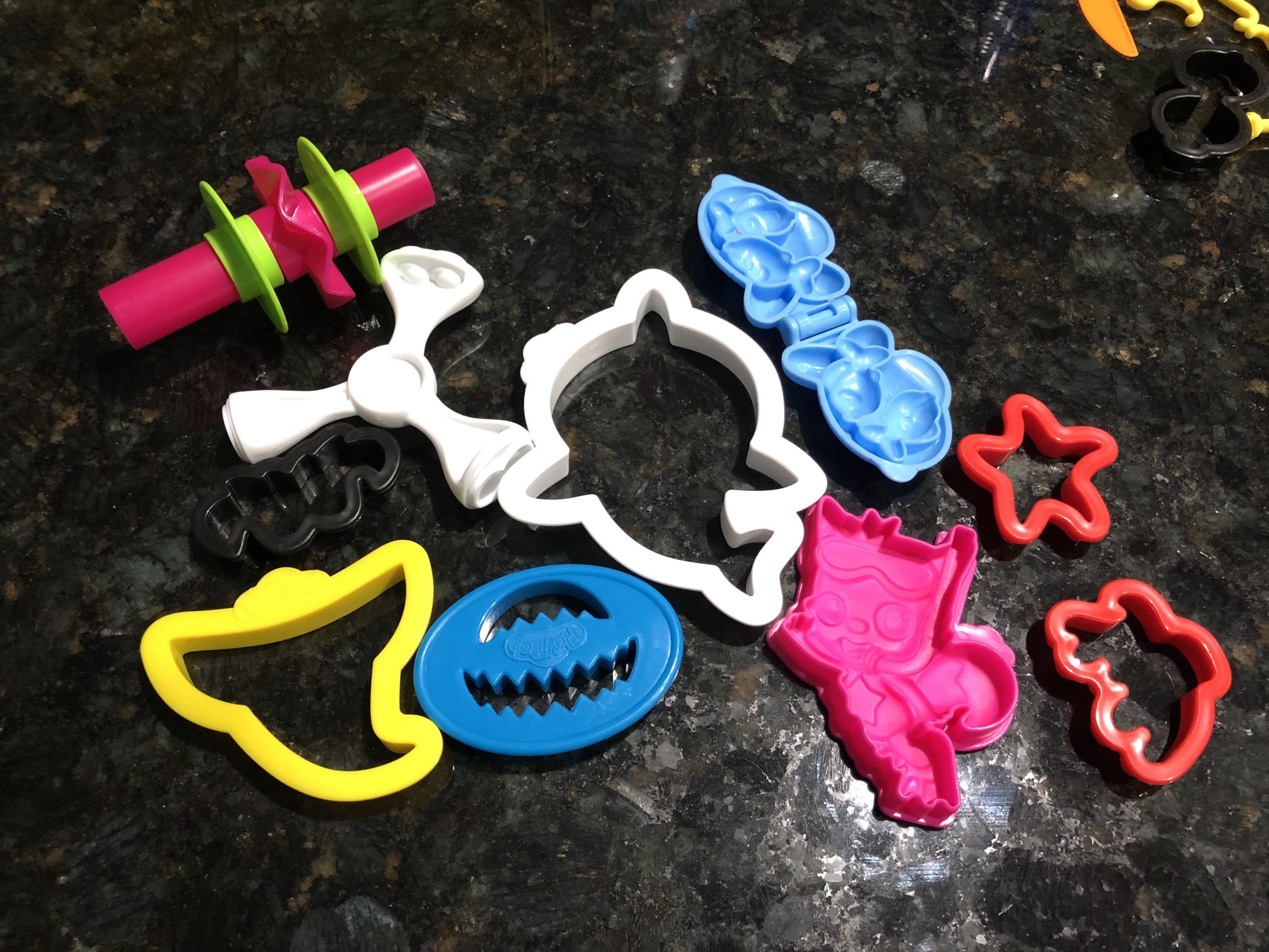 Using the Baby Shark Play-Doh set for Cakes